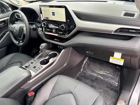 New 2026 Toyota Highlander Platinum image 19