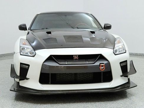 Used 2017 Nissan GT-R Premium w/ Premium Interior Package image 8