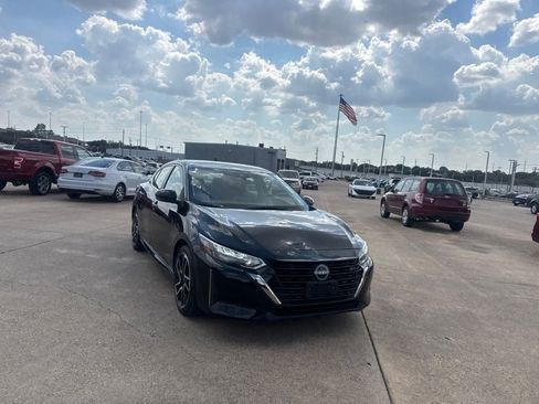 Certified 2025 Nissan Sentra SR FWD image 3