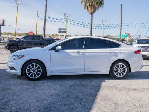 Used 2017 Ford Fusion SE w/ Fusion SE Technology Package image 8