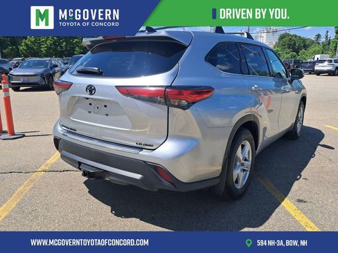 Used 2022 Toyota Highlander LE AWD/4WD image 3