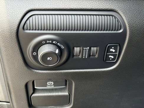 Used 2024 Jeep Wagoneer L Series III w/ Flexible Seating Group AWD/4WD image 32