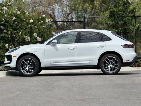 Certified 2025 Porsche Macan image 2