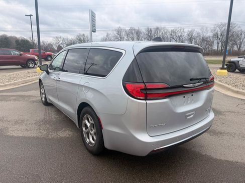 Used 2024 Chrysler Pacifica Limited FWD image 5