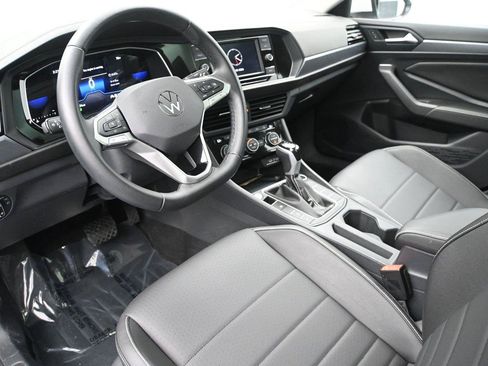 Used 2023 Volkswagen Jetta SE w/ Panoramic Sunroof Package FWD image 2