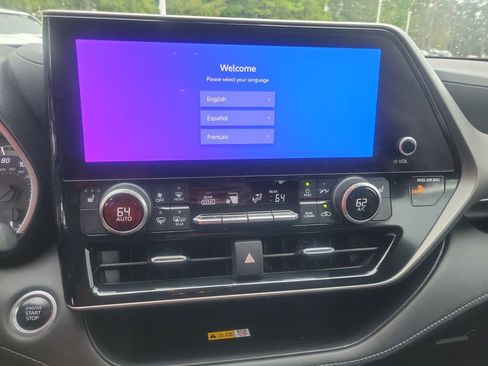 Used 2024 Toyota Highlander XLE FWD image 26