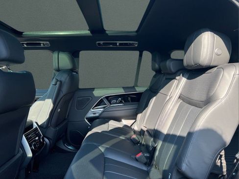 New 2025 Land Rover Range Rover Long Wheelbase SE image 16