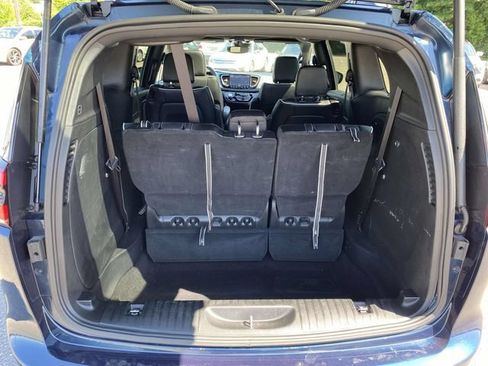Used 2025 Chrysler Pacifica Limited FWD image 10