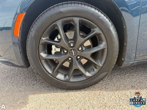 Certified 2025 Chrysler Pacifica Limited image 10