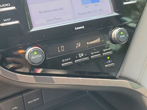 Used 2020 Toyota Camry SE FWD image 27