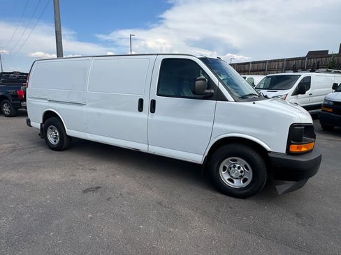 Used 2017 Chevrolet Express 3500 Extended image 10