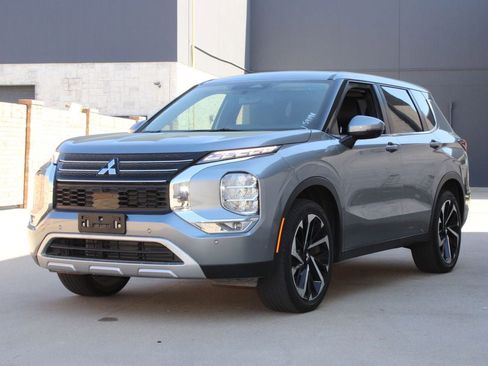 Used 2024 Mitsubishi Outlander SE image 2
