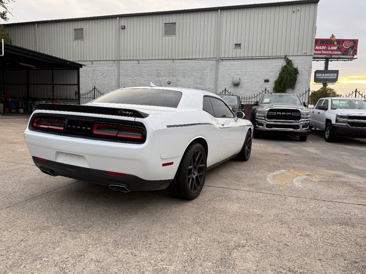 Used 2015 Dodge Challenger SXT w/ Driver Convenience Group RWD image 4