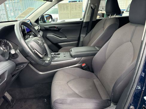 Used 2025 Toyota Highlander LE FWD image 23