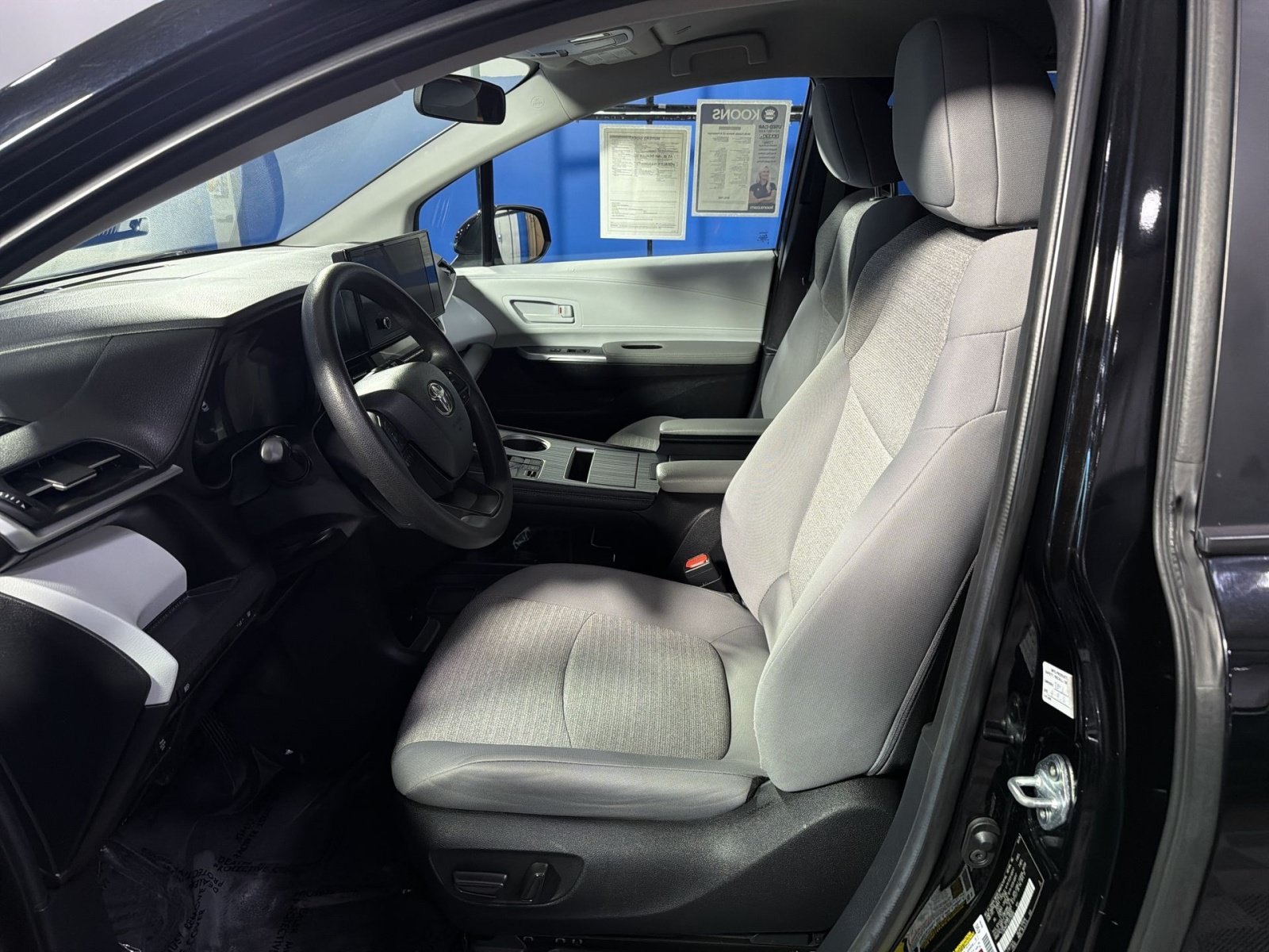 Used 2025 Toyota Sienna LE FWD image 20