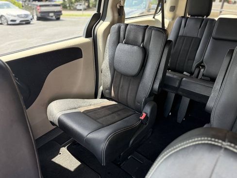 Used 2019 Dodge Grand Caravan SXT FWD image 11