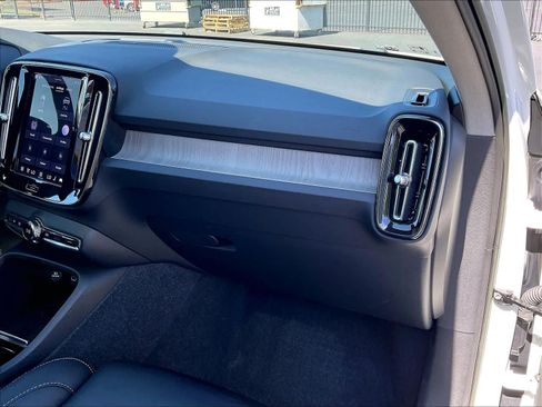Used 2023 Volvo XC40 B5 Ultimate w/ Protection Package Premier AWD/4WD image 19