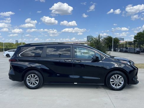 Used 2025 Toyota Sienna XLE FWD image 3