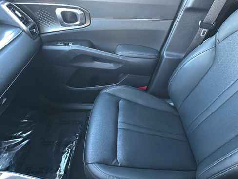 Used 2023 Kia Sorento EX image 12