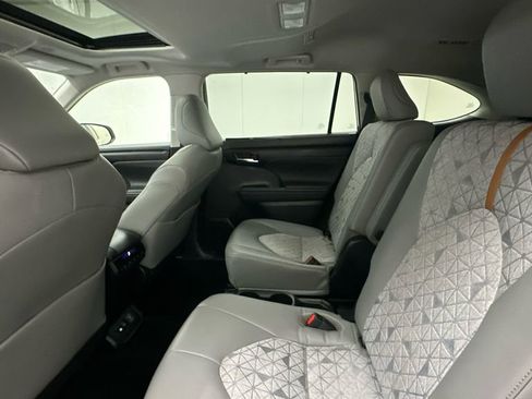 Used 2023 Toyota Highlander Bronze Edition image 10