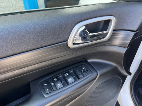 Used 2019 Jeep Grand Cherokee Laredo w/ 18" Wheel & 8.4" Radio Group image 14