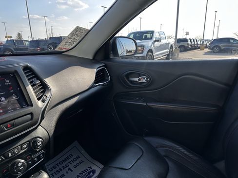 Used 2019 Jeep Cherokee Trailhawk AWD/4WD image 11