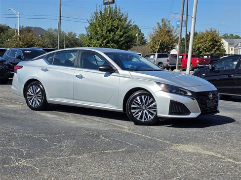 Used 2024 Nissan Altima 2.5 SV image 2