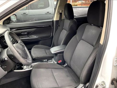 Used 2019 Mitsubishi Outlander ES image 28