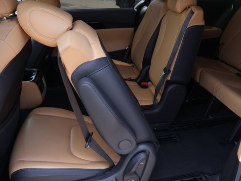 Certified 2022 Kia Carnival EX FWD image 12