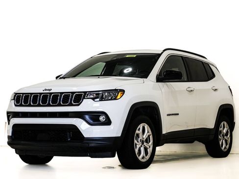 Used 2025 Jeep Compass Latitude w/ Sun & Sound Group AWD/4WD image 3