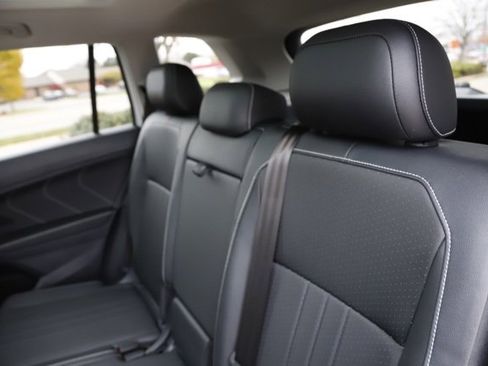 Used 2023 Volkswagen Tiguan SE w/ Panoramic Sunroof Package image 16