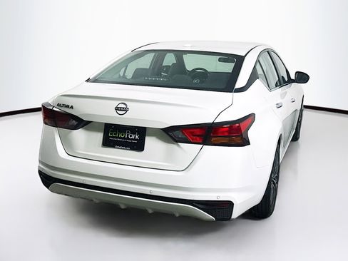 Used 2025 Nissan Altima 2.5 SV FWD image 9