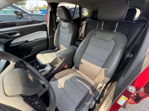 Used 2025 Chevrolet Trax LT FWD image 35