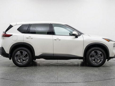 Used 2025 Nissan Rogue SV image 11