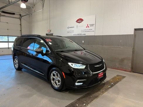 Used 2022 Chrysler Pacifica Limited FWD image 1