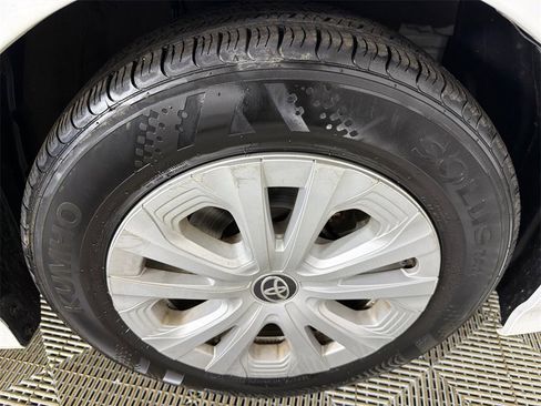 Used 2022 Toyota Prius LE image 12