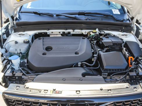 Used 2025 Volvo XC40 B5 Plus image 28