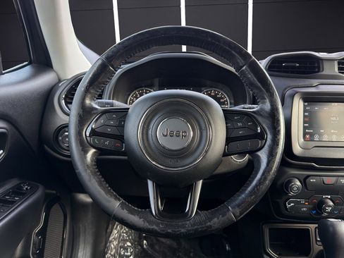 Used 2018 Jeep Renegade Altitude w/ Cold Weather Group FWD image 16