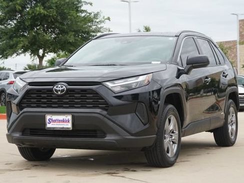 Used 2025 Toyota RAV4 LE AWD/4WD image 3