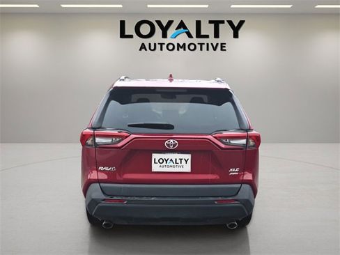 Used 2021 Toyota RAV4 XLE Premium image 4