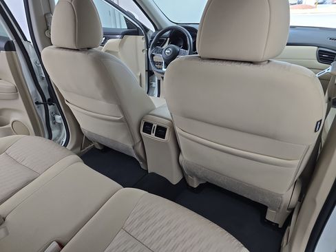 Used 2017 Nissan Rogue SV w/ SV Premium Package image 11