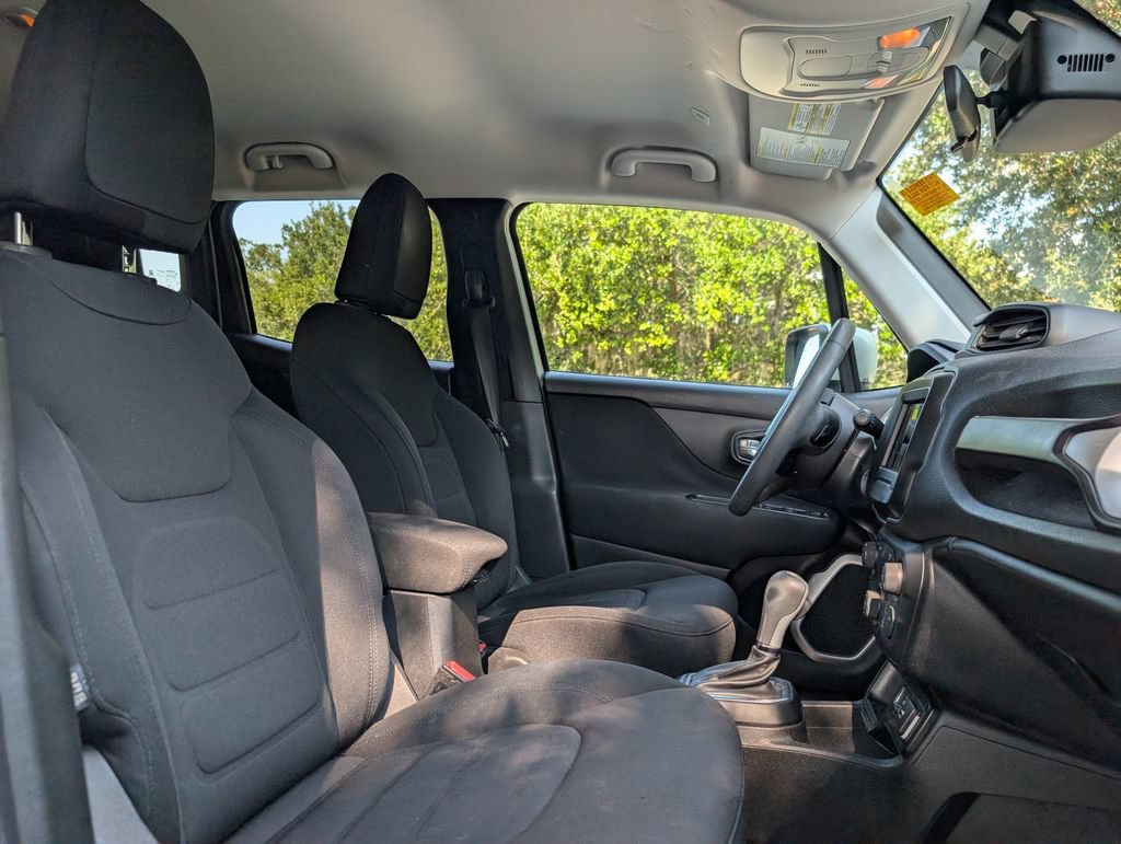 Used 2018 Jeep Renegade Latitude FWD image 12
