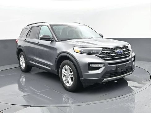 Used 2022 Ford Explorer XLT w/ Equipment Group 202A AWD/4WD image 3