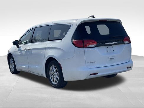 Used 2023 Chrysler Voyager LX FWD image 5