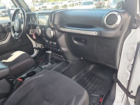 Used 2014 Jeep Wrangler Unlimited Rubicon w/ Max Tow Package AWD/4WD image 29