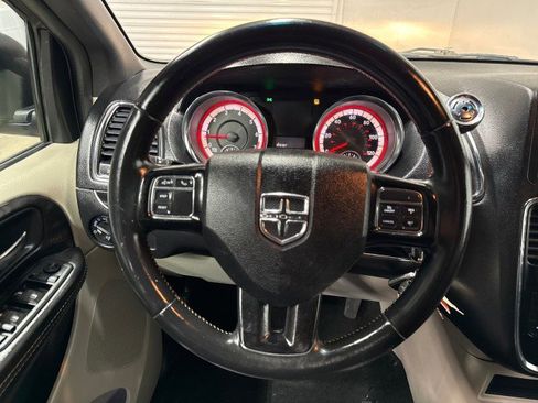 Used 2017 Dodge Grand Caravan SXT image 18