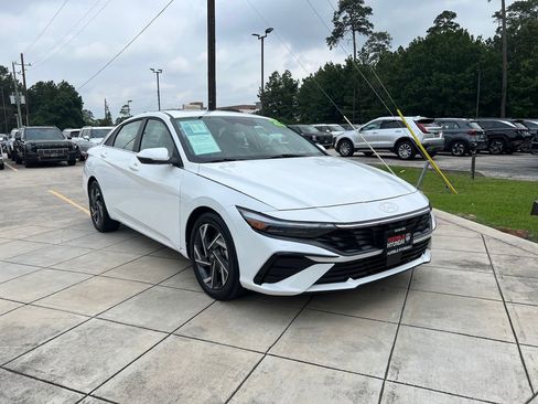 Used 2025 Hyundai Elantra Limited FWD image 3