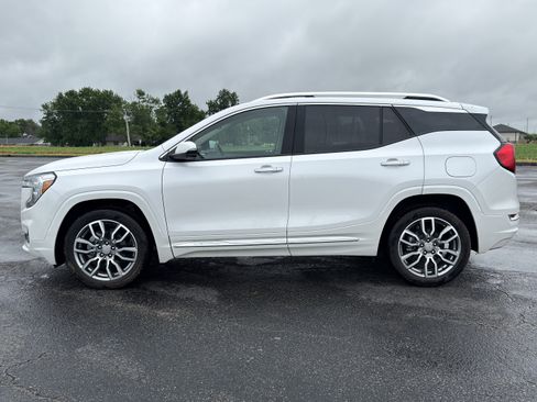 Used 2024 GMC Terrain Denali w/ Denali Premium Package AWD/4WD image 7