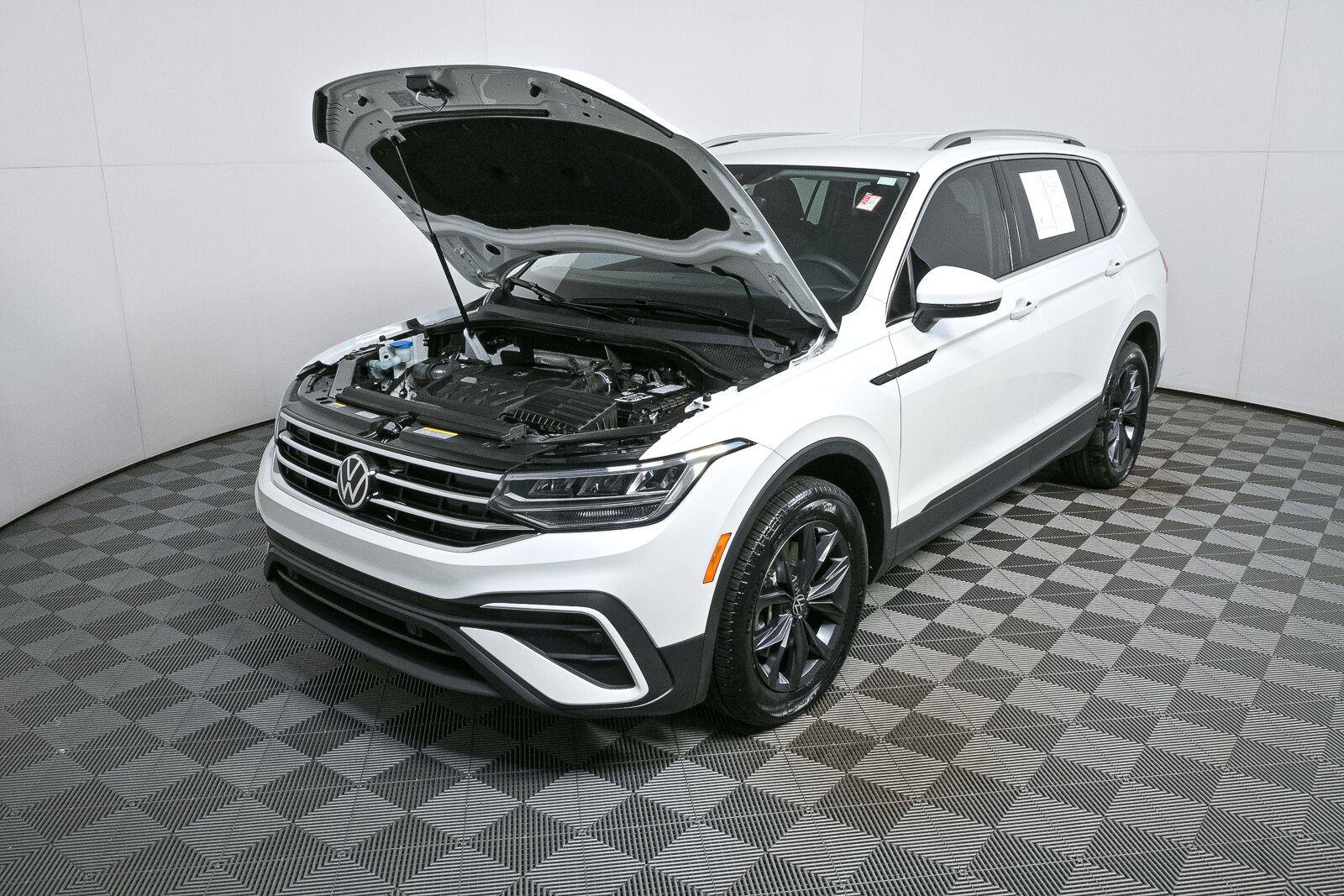 Certified 2023 Volkswagen Tiguan SE FWD image 39