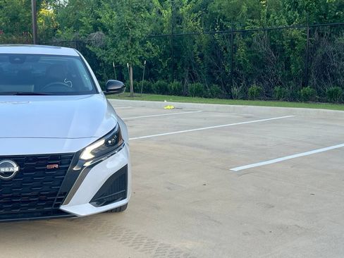 Used 2024 Nissan Altima 2.5 SR w/ SR Premium Package FWD image 3